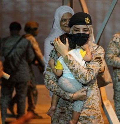من هي المجندة السعودية التي تحمل طفلاً رضيعا اسمها